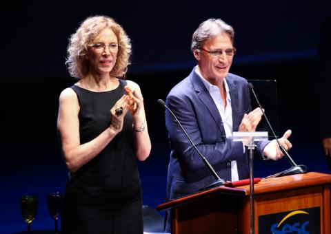 Marília Gabriela apresenta premiação com Adriana Esteves e Gaby Amarantos